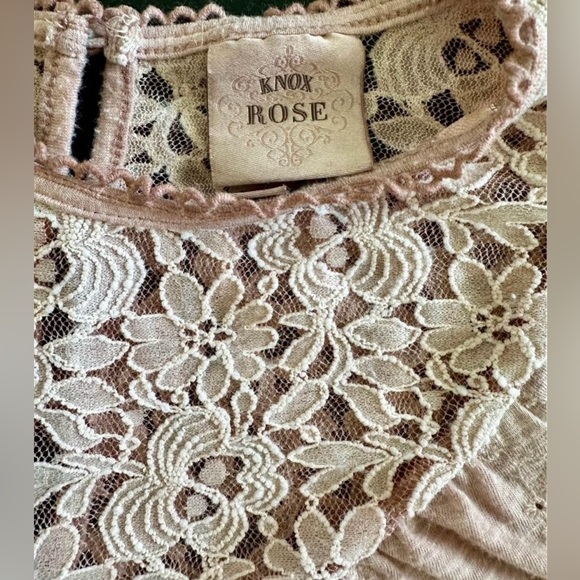 KNOX ROSE PINK TOP WITH LACE EMBROIDERY AND EYELET FLOWER PATTERN.
SIZE: SMALL - Picture 6 of 7
